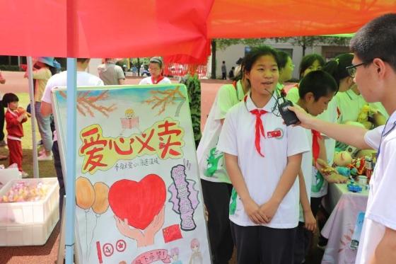 无限翻滚小球