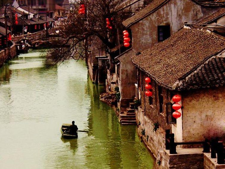 下雨天带着2只狗狗湖南旅行，房车里没水没电，更换营地去做补给